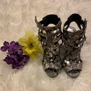 ✨2/25✨Gianni Bini Snakeskin Heels